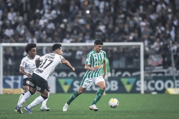 No futebol, o volante tem passagem pelo Santos e pelo Fluminense; na última temporada, estava no Juventude, de Caxias do Sul
