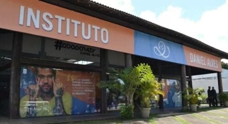 Foto e nome do jogador constava da entrada do instituto para crianças carentes na Bahia