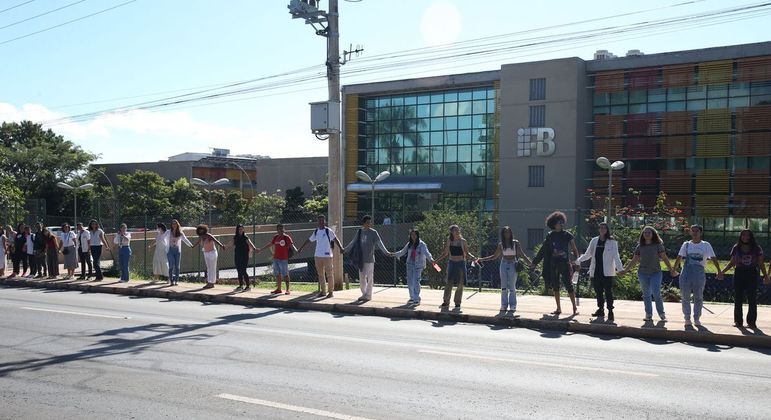 Estudantes e servidores públicos realizam ato pela paz no Instituto Federal de Brasília