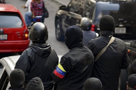 Integrantes de coletivos na rua na Venezuela