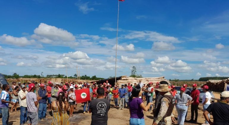 Integrantes do MST durante reintegração de posse em fazenda da Suzano invadida na Bahia
