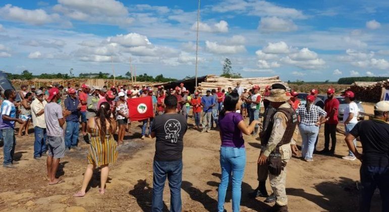 Integrantes do MST durante reintegração de posse de fazenda da Suzano invadida na Bahia