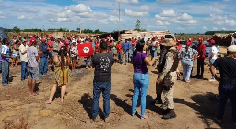 Integrantes do MST durante reintegração de posse em fazenda da Suzano invadida na Bahia