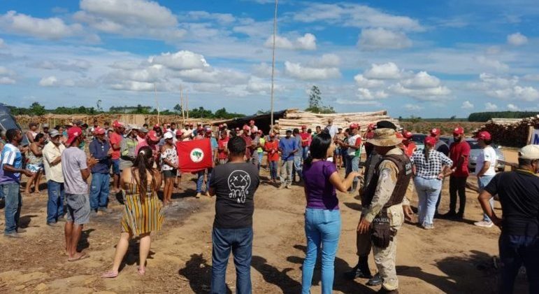 Integrantes do MST durante reintegração de posse em fazenda da Suzano invadida na Bahia