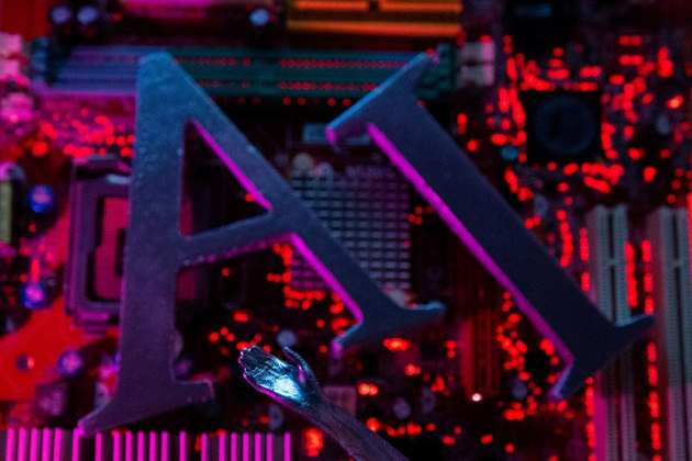 No final de março, a Itália também chegou a bloquear o ChatGPT no país, após problemas de privacidade e vazamento de dados de usuários. Um mês depois, depois de negociações e mudanças no programa, o governo liberou novamente os downloads do aplicativo