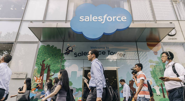 A Salesforce é uma das empresas que lançaram produtos com IA para clientes corporativos