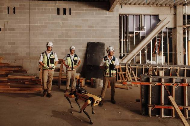 Linguagens de inteligência artificial não podem (ainda) erguer edifícios do zero. Mas equipamentos de ponta e robôs podem acelerar o processo