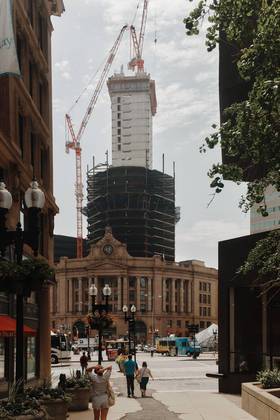 O South Station Tower é empreendimento de 51 andares que está sendo construído com a ajuda de equipamentos e programas que utilizam inteligência artificial, em Boston