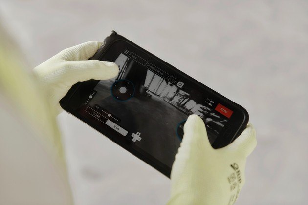 A tela e o controle remoto de um robô criado pela Boston Dynamics que usa tecnologia de inteligência artificial no canteiro de obras da South Station Tower, um empreendimento de 51 andares em Boston