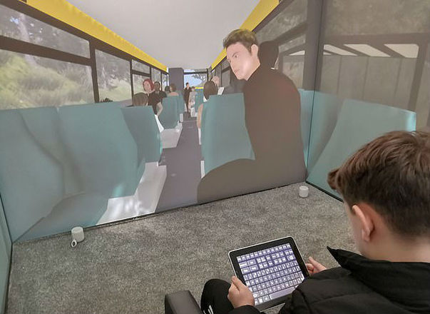 A interaÃ§Ã£o entre crianÃ§a e o ambiente virtual Ã© realizado por um tablet, permitindo que o paciente navegue pelo cenÃ¡rio e controle totalmente o espaÃ§oLeia tambÃ©m:Â RobÃ´s atendem e danÃ§am em restaurante na TailÃ¢ndia