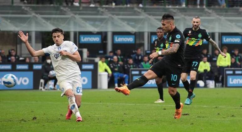 O momento do arremate de Lautaro para o empate da Inter contra o Empoli, então 2 X 2
