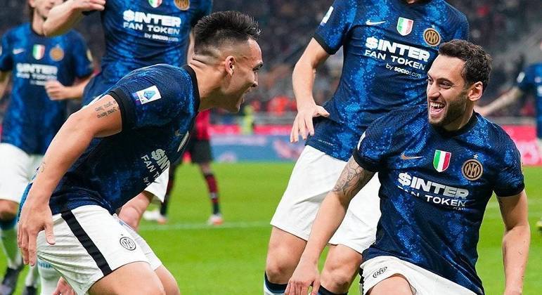 Lautaro e Calhanoglu celebram o gol da Inter
