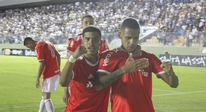 Jogadores do Inter comemoram um dos gols da vitória sobre o Corinthians