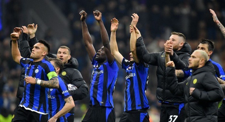 Elenco da Inter agradece aos torcedores o apoio após a vitória do clube sobre o time português
