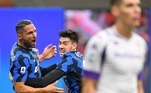 A Inter de Milão venceu a Fiorentina, neste sábado (26), em uma virada emocionante pelo Campeonato Italiano. O lateral-direito Danilo D'Ambrosio (à esq.) comemorou um dos gols da equipe milanesa na vitória em sua estreia pelo torneio na temporada 2020/2021