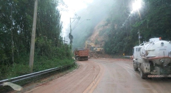 Durante interdição, dois trechos tiveram deslizamentos de terra