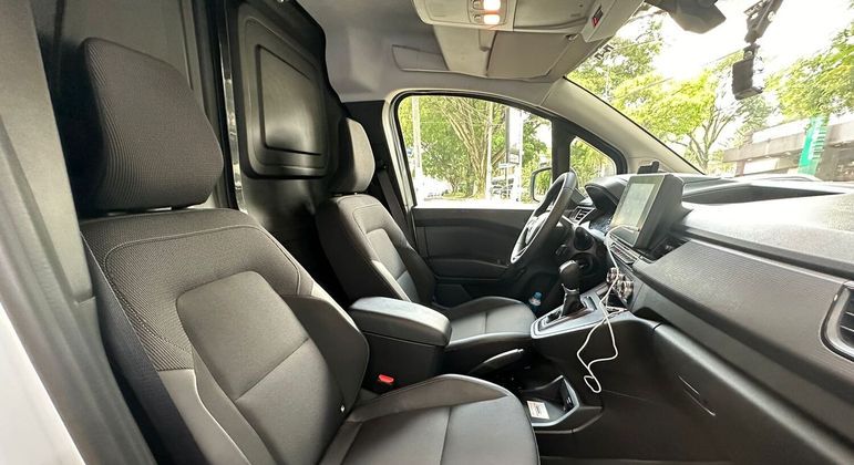 Kangoo E-Tech tem interior bem sóbrio com multimídia flutuante sem interferir na visão do motorista