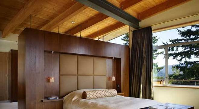 interior de um quarto de casas de madeira