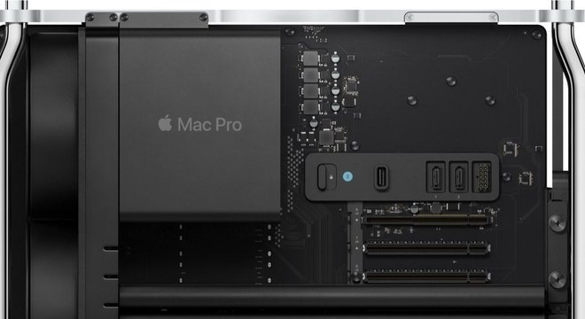 O gabinete do Mac Pro é removível para que o usuário possa instalar e desinstalar o hardware a qualquer momento