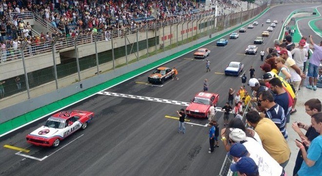 Sente a vibe de como é uma corrida no autódromo de Interlagos na categ