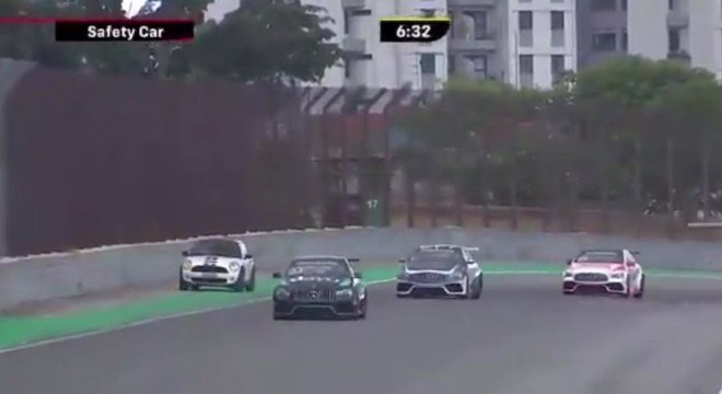 Carro de 'passeio' invadiu a pista durante prova em Interlagos