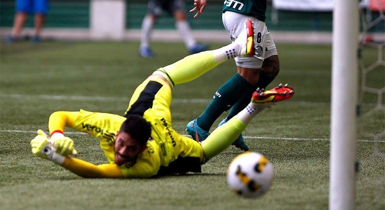 Internacional (Sobe e desce) - SOBE: Alemão - Entrou no segundo tempo, marcou um golaço e incendiou a partida / DESCE: Mercado - Não foi bem atuando como lateral e não conseguiu parar Dudu.