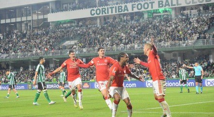 Jogadores do Inter comemora gol que garantiu vitória do clube
