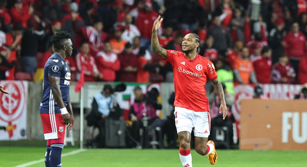 Luiz Adriano foi o cara do jogo

