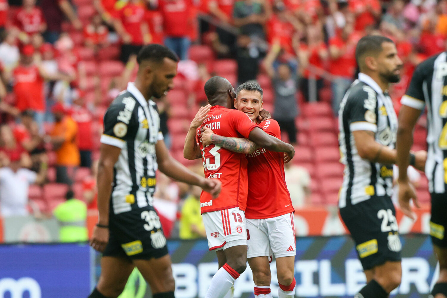 5. Goleada&nbsp;Outra marca que os brasileiros não presenciavam havia um bom tempo era a repetição da maior goleada da era dos pontos corridos: 7 a 1. Pela 28ª rodada do Brasileirão, o Internacional repetiu esse placar sobre o Santos e acabou com um jejum que já durava 15 anos: o último 7 a 1 havia sido em 2008, em um jogo entre Grêmio e Figueirense