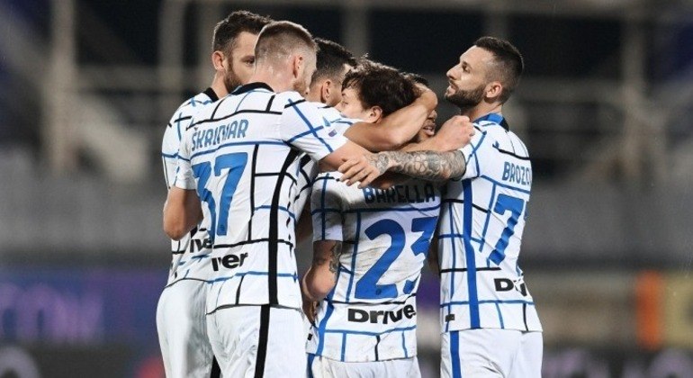 A celebração do triunfo da Inter, 2 X 0 em Florença
