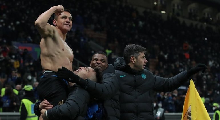 Alexis Sánchez celebra o seu gol e o sucesso da Internazionale