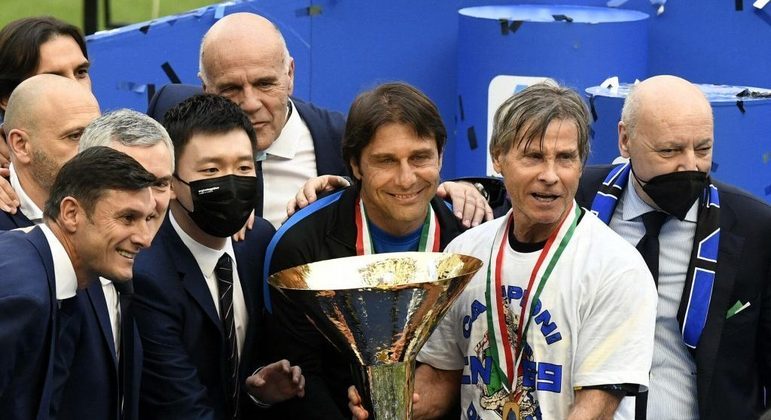 No meio, Antonio Conte, o treinador campeão de 2020/2021