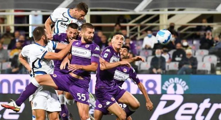 O momento da testada de Dzeko, então a Inter com 2 X 1 na Fiorentina
