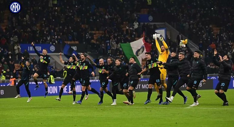 A Inter saúda os seus "tifosi" depois de vencer o Napoli por 3 a 2