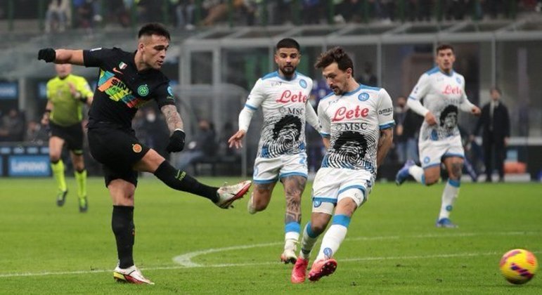 O momento do arremate de Lautaro Martínez, o terceiro gol da Inter