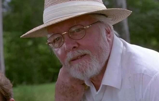 Intérprete do Dr. John Hammond, o rico criador do parque e fundador da empresa InGen, em Jurassic Park, o ator britânico Richard Attenborough faleceu em 2014, aos 90 anos. 
