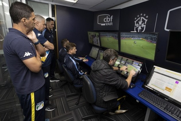 “É fundamental que os árbitros pratiquem
atividades, campo de jogo, para quando chegar na hora colocarem em prática.
Aqui é o lugar de errar, de cometer os equívocos, e tenho certeza que a partir
desse momento vamos evoluir muito