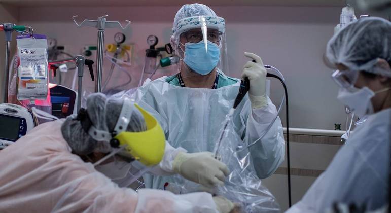 Equipe médica faz intubação em UTI para tratamento da Covid-19 