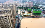 A China foi atingida por fortes chuvas, que deixaram a província de Henan, na área central da China, coberta por água. Pelo menos 25 morreram e 7 estão desaparecidas, segundo o último boletim das autoridades locais divulgadas pela emissora estatal 'CCTV' nesta quarta-feira (21)