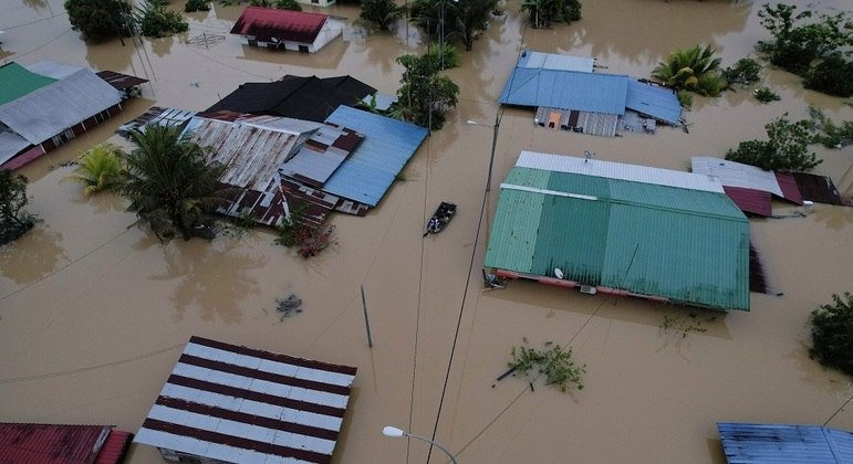 Vista geral de inundação em área residencial em Yong Peng, Malásia