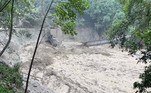 Fotos e vídeos feitos na quarta-feira (4), dia em que fortes chuvas causaram o transbordamento do lago glacial, mostraram uma corrente rápida em um rio perto da vila de Teesta Bazaar, estradas e caminhos cobertos de lodo e pedras e veículos presos
