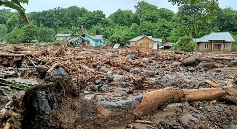 Chuvas fortes atingiram uma ilha no Leste da Indonésia e matou pelo menos 44 pessoas