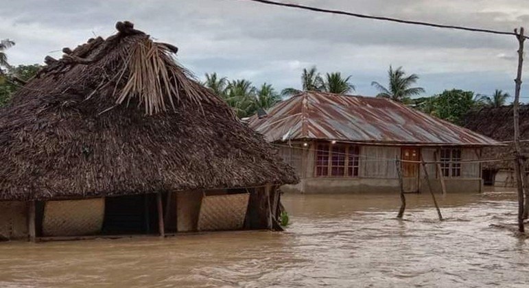 Casas foram destruídas pelas fortes chuvas que atingiram a Ilha de Flores, na Indonésia