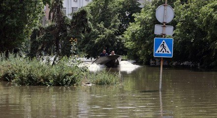 Barragem na Ucrânia foi destruída, e uma grande área próxima ao rio Dnieper  ficou inundada