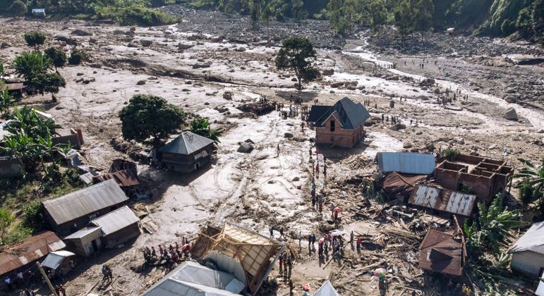 Foto aérea mostra a destruição causada pela inundação em Nyamukubi