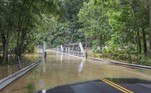 As chuvas torrenciais chegaram ao leste do Kentucky na noite da quarta-feira (27), transformando estradas em rios e obrigando os moradores a buscar refúgio nos telhados de suas casas enquanto esperavam ajuda