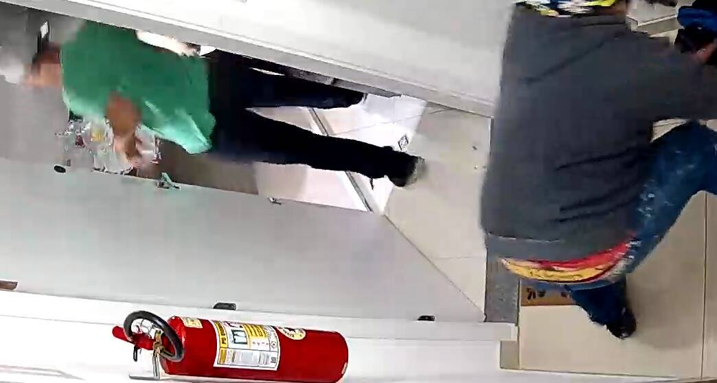 Homens invadem prédio, arrombam apartamento e furtam cartões de crédito em BH