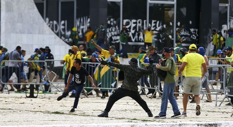 Manifestantes extremistas durante ato de vandalismo nas sedes dos Três Poderes