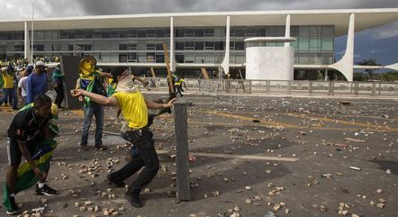 Manifestantes depredam o Palácio do Planalto