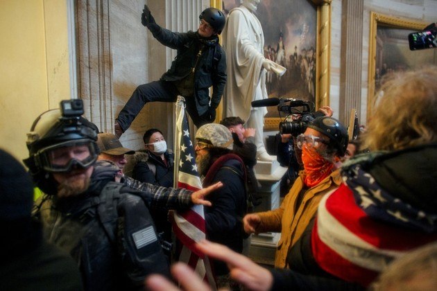 Em meio à invasão, o então vice-presidente Mike Pence precisou ser retirado às pressas do local e congressistas aterrorizados tentavam se esconder. Imagens do acontecimento foram transmitidas ao vivo e chocaram o mundo. A polícia americana conseguiu controlar a situação apenas após quatro horas. Cinco pessoas morreram devido à invasão, entre elas um policial